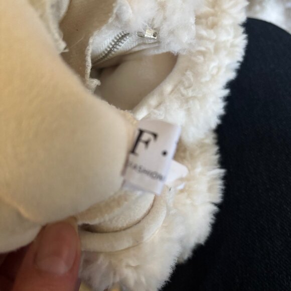 SO FLUFFY!! NWOT White Marshmallow Fluff Teddy Zip Jacket Hoodie w/ POCKETS!! - Picture 3 of 4